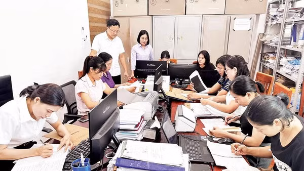 Cán bộ Ban Xây dựng Đảng xã Hùng Việt tập trung nguồn lực triển khai số hóa hồ sơ đảng viên bảo đảm tiến độ.