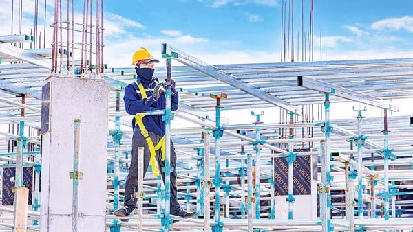 Công nhân thi công trên công trường được trang bị bảo hộ an toàn lao động đúng quy chuẩn.