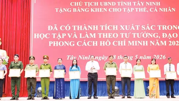 Chủ tịch Ủy ban nhân dân tỉnh Tây Ninh Lê Văn Hẳn trao bằng khen tặng các tập thể và cá nhân có thành tích xuất sắc trong học tập và làm theo Bác.