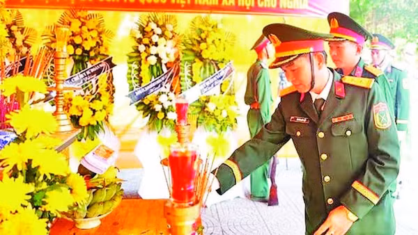 Các đại biểu dâng hương, tri ân các Anh hùng liệt sĩ.