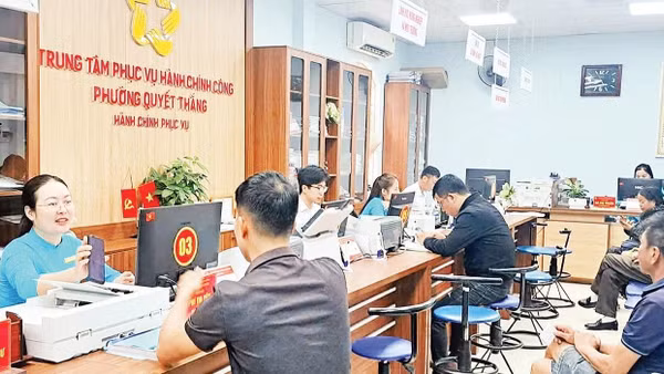 Công dân đến Trung tâm Phục vụ hành chính công phường Quyết Thắng giải quyết các thủ tục hành chính (Ảnh HẰNG NGA)