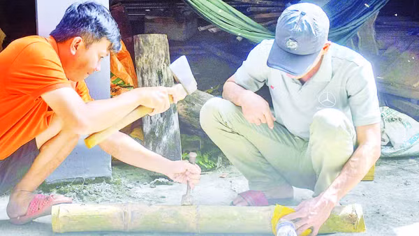 Nhã Lam và Phương Vũ thiết kế ống tre khô làm nơi trú ngụ cho bầy ong dú.