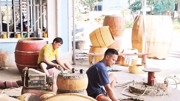 Từng nhịp búa, thớ gỗ, tấm da tạo nên âm thanh vang vọng, gìn giữ hồn cốt văn hóa làng quê xứ Nghệ qua bao thế hệ.
