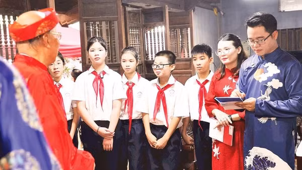 Các cụ cao niên giới thiệu giá trị lịch sử đình Thượng Cát cho học sinh.