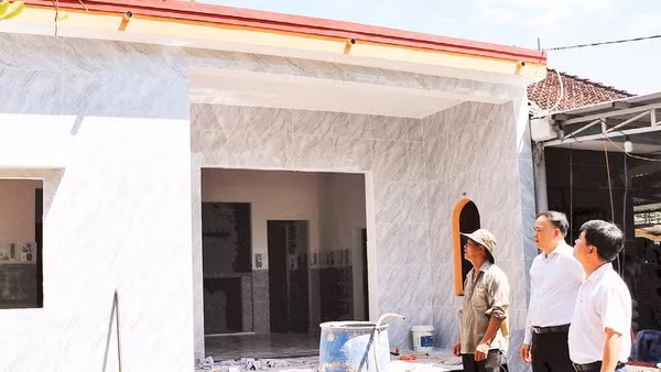 Lãnh đạo xã Hiệp Đức kiểm tra tiến độ xây dựng nhà của ông Đặng Đình Tam.