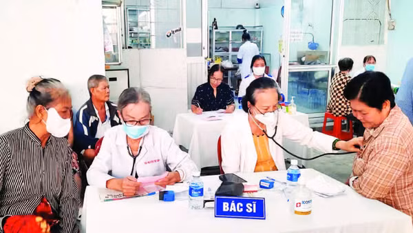 Các bác sĩ Phòng khám chuyên khoa nội nhân đạo khám cho người bệnh.