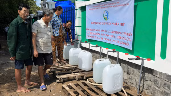 Người dân ven biển phường Vĩnh Châu được cung cấp nước sạch miễn phí mùa khô hạn.