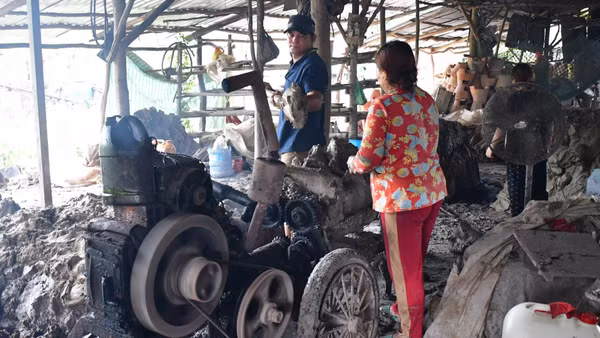 Anh Lâm Bảo Sơn tỉ mỉ trong khâu xây đất, tạo tiền đề cho những mẻ lò bền chắc.