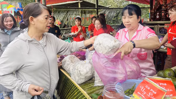 Hội Liên hiệp phụ nữ xã Sa Loong cùng chị em phụ nữ xã tham gia hội chợ thương mại. 