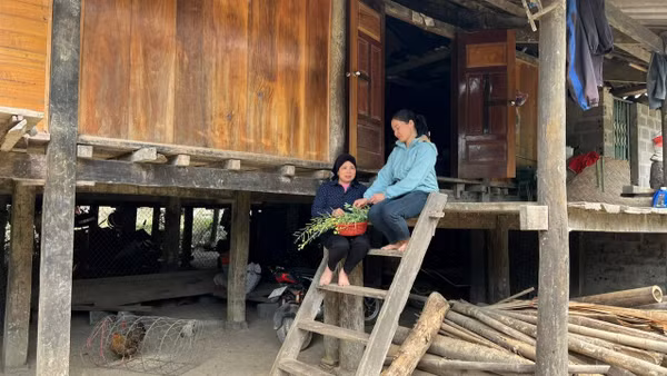 Nếp sinh hoạt thường kỳ của người dân ở bản nhà sàn cổ Nà Tuồng, xã Xuân Dương, huyện Na Rì. 