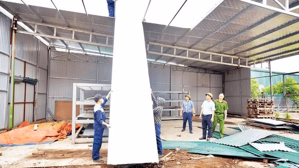 Cơ quan chức năng của Ủy ban nhân dân xã Đan Phượng kiểm tra việc tháo dỡ, di chuyển tài sản các công trình vi phạm tại thôn Tân Thành.