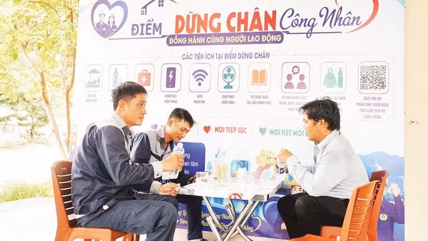 Người lao động ghé nghỉ trưa tại “Điểm dừng chân Công nhân”.