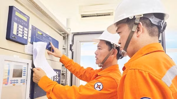 Công nhân Công ty Điện lực Đắk Lắk triển khai các phương án bảo đảm an toàn điện trong những tháng mưa, bão cuối năm 2026 (Ảnh CÔNG LÝ)
