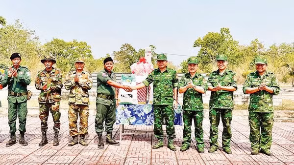 Bộ đội Biên phòng tỉnh Đắk Lắk thăm hỏi, tặng quà lực lượng bảo vệ biên giới tỉnh Mondulkiri.