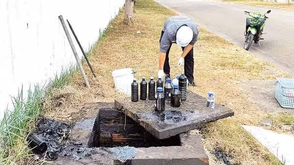 Cục Môi trường (Bộ Nông nghiệp và Môi trường) kiểm tra các cơ sở xả thải tại khu tiểu thủ công nghiệp Lê Minh Xuân.