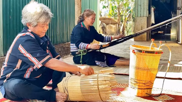 Ông bà Dyái - Phyip luôn tâm huyết với nghề truyền thống và sẵn lòng hướng dẫn du khách trải nghiệm.