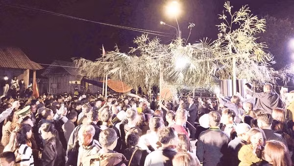 Du khách cùng dân bản thi nhau đập (đánh) trống cho tới khi trống vỡ để trai gái yêu nhau tìm nơi hò hẹn.