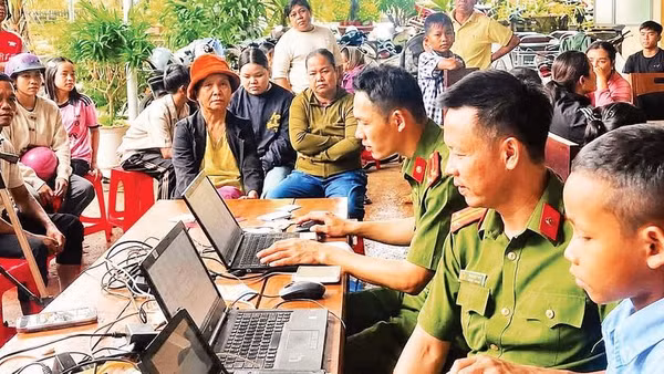 Lực lượng công an xã hỗ trợ người dân thực hiện thủ tục cấp căn cước, cập nhật và chuẩn hóa dữ liệu dân cư ngay từ cơ sở.
