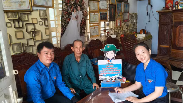 Đoàn viên, thanh niên tình nguyện xã Thường Phước đến nhà người dân hỗ trợ thực hiện thủ tục hưởng trợ cấp hưu trí.