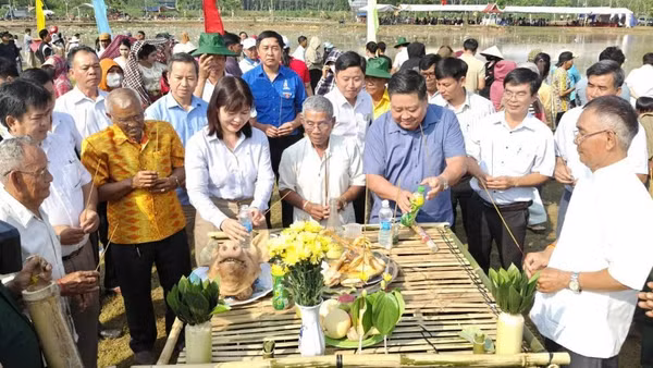 Già làng, người có uy tín trong cộng đồng và lãnh đạo xã Lộc Hưng tổ chức phần lễ Dua Tpeng tại bàu K’Poch.