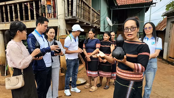 Chị H’Uyên Niê hướng dẫn du khách tham quan Làng Du lịch cộng đồng Ia Mơ Nông, xã Ia Ly.