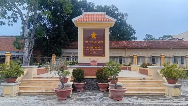 Di tích lịch sử Khu Hội đồng Sầm.