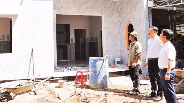 Lãnh đạo xã Hiệp Đức kiểm tra tiến độ xây dựng nhà của ông Đặng Đình Tam.
