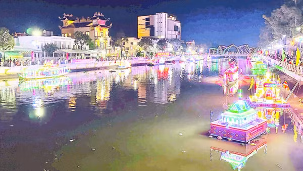 Lễ thả Đèn nước trên sông Maspero của đồng bào dân tộc Khmer.
