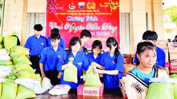 Những phần quà Tết giá trị vật chất không lớn nhưng là nguồn động viên lớn đối với đồng bào còn đang khó khăn.
