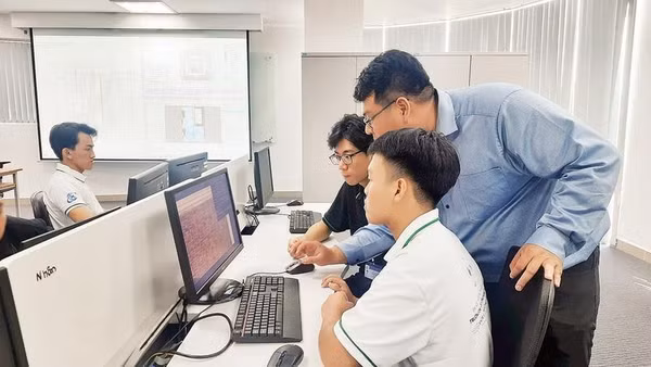 Sinh viên Trường đại học Công nghệ thông tin (Đại học Quốc gia Thành phố Hồ Chí Minh) trong giờ học môn thiết kế vi mạch bán dẫn.
