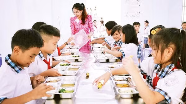 Niềm vui của các em học sinh Trường tiểu học và trung học cơ sở Nguyễn Tất Thành khi được nhà trường tổ chức ăn bán trú.