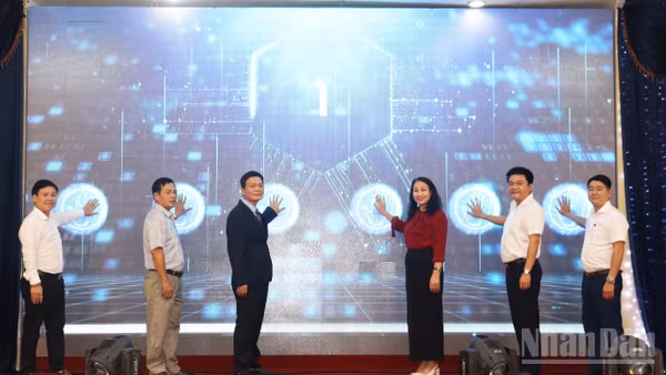 Các đại biểu thực hiện nghi thức phát động khóa tập huấn kỹ năng số trực tuyến năm 2026 trên cổng “Bình dân học vụ số”. (Ảnh: HIỂN CỪ)