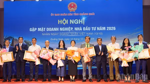 Lãnh đạo tỉnh Quảng Ngãi tặng Bằng khen cho các doanh nghiệp có thành tích thực hiện tốt chính sách, pháp luật thuế, góp phần vào sự phát triển kinh tế-xã hội của tỉnh. (Ảnh: HIỂN CỪ)