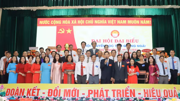Ban Chấp hành Hội Khuyến học tỉnh Quảng Ngãi lần thứ I, nhiệm kỳ 2026-2031 ra mắt nhận nhiệm vụ. (Ảnh: HIỂN CỪ)