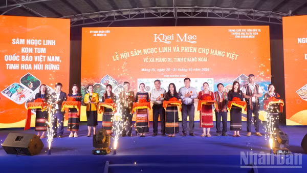Các đại biểu thực hiện nghi thức cắt băng khai mạc lễ hội. (Ảnh: HIỂN CỪ)