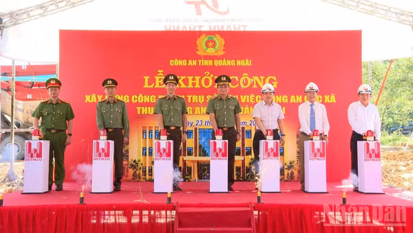 Các đại biểu thực hiện nghi thức khởi công xây dựng công trình trụ sở làm việc Công an cấp xã thuộc Công an tỉnh Quảng Ngãi. (Ảnh: HIỂN CỪ) 