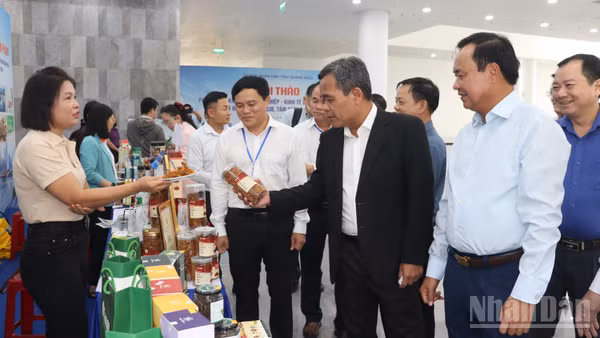 Bí thư Tỉnh ủy Quảng Ngãi Hồ Văn Niên và Thứ trưởng Nông nghiệp và Môi trường Võ Văn Hưng tham quan các gian hàng trưng bày sản phẩm OCOP, sản phẩm nông nghiệp đặc trưng của Quảng Ngãi. (Ảnh: HIỂN CỪ)