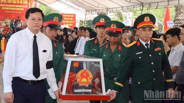 Lãnh đạo tỉnh Quảng Ngãi thành kính tiễn đưa hài cốt liệt sĩ về nơi an nghỉ cuối cùng. (Ảnh: HIỂN CỪ)