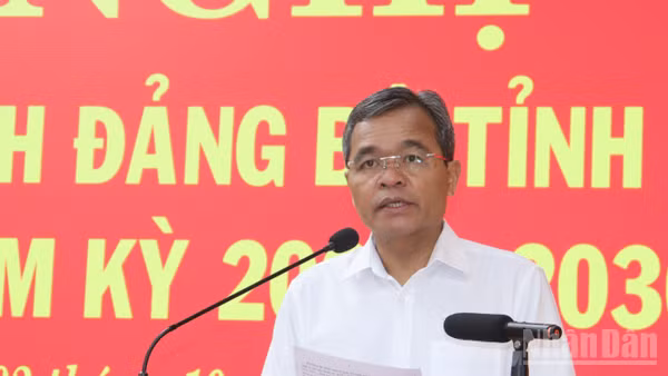 Ủy viên Trung ương Đảng, Bí thư Tỉnh ủy Quảng Ngãi Hồ Văn Niên phát biểu kết luận hội nghị. (Ảnh: HIỂN CỪ)