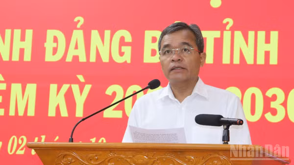 Đồng chí Hồ Văn Niên, Ủy viên Trung ương Đảng, Bí thư Tỉnh ủy Quảng Ngãi phát biểu khai mạc hội nghị.