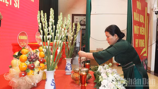 Phó Chủ tịch Thường trực Ủy ban nhân dân tỉnh Quảng Ngãi Y Ngọc dâng hương tưởng nhớ công lao to lớn của các Anh hùng liệt sĩ. (Ảnh: HIỂN CỪ)