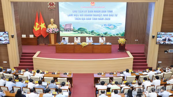 Quang cảnh hội nghị tháo gỡ khó khăn, vướng mắc của các doanh nghiệp, nhà đầu tư trên địa bàn tỉnh. (Ảnh: HIỂN CỪ)