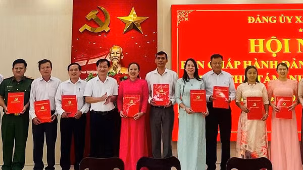 Bí thư Đảng ủy, Chủ tịch Hội đồng nhân dân xã Mộ Đức Nguyễn Phú Đức trao quyết định phân công các chi, đảng bộ phụ trách, theo dõi, giúp đỡ các thôn trên địa bàn xã. (Ảnh: VT).