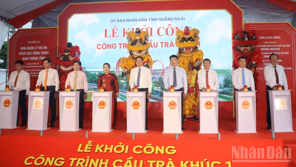 Các đại biểu thực hiện nghi thức khởi công công trình cầu Trà Khúc 1. (Ảnh: HIỂN CỪ)
