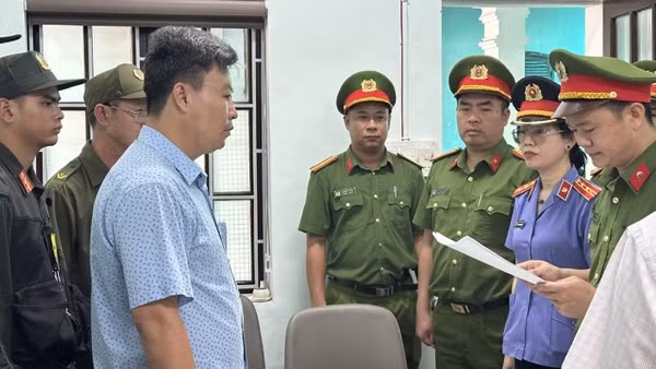 Cơ quan điều tra tống đạt quyết định khởi tố bị can đến những người liên quan trong vụ án (ảnh Viện kiểm sát nhân dân thành phố Huế)