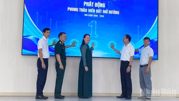 Các đại biểu nhấn nút phát động phong trào. (Ảnh: DQ.Tiến)