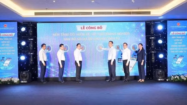 Các đồng chí lãnh đạo thành phố nhấn nút ra mắt hệ thống. (Ảnh: Quang Tiến)