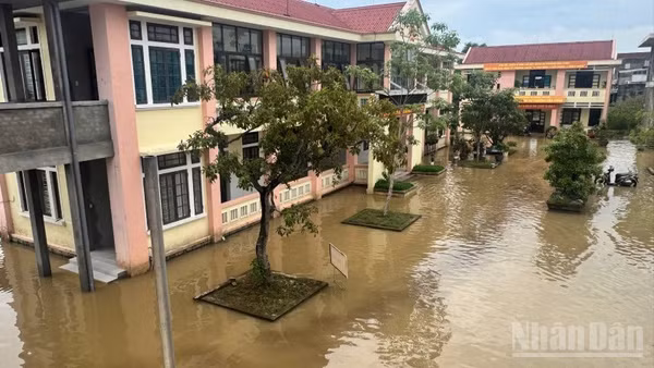 Sân trụ sở Đảng ủy phường Hóa Châu thường xuyên bị úng ngập khi trời mưa. (Ảnh: Q.Tiến) 