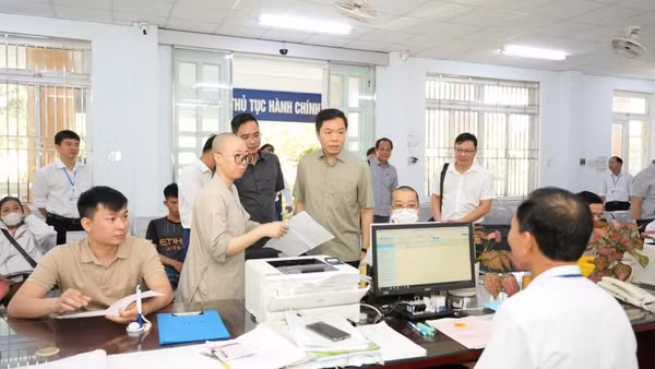 Phó Bí thư Thường trực Thành ủy Trịnh Mạnh Linh kiểm tra, làm việc tại các xã, phường phía bắc của thành phố Huế. (Ảnh: Hiếu Em)