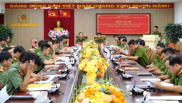 Công an thành phố Huế và Công an tỉnh Quảng Trị ký Quy chế phối hợp trong công tác chữa cháy, cứu nạn, cứu hộ. (Ảnh: Công an thành phố Huế)